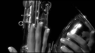 Andrea Farfan - Mienteme music video - saxophone